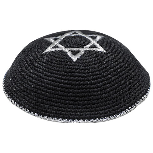 כיפה סרוגה 16 ס״מ שחור עם ריקמה מגן דוד כסף