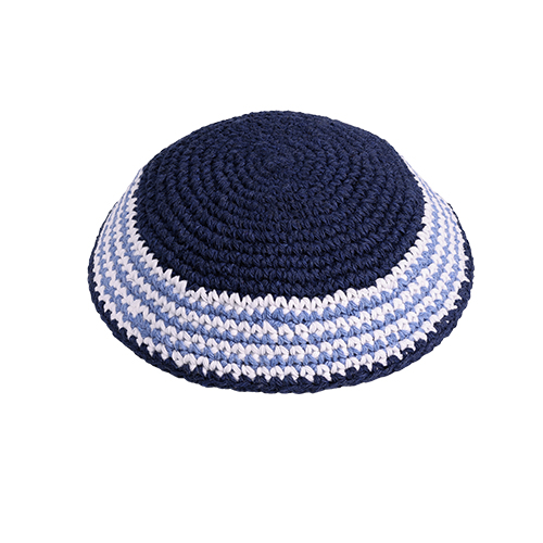כיפה סרוגה 16 ס״מ בצבע כחול כהה מסביב פסים בכחול