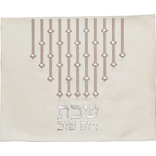 כיסוי חלה מהודר דמוי עור לבן עם ריקמה ואותיות בולטות 42×52 ס״מ
