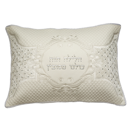 כרית הסבה מהודרת דמוי עור עם רקמה ואותיות בולטות כסף 50×72 ס״מ אריזת פיויסי