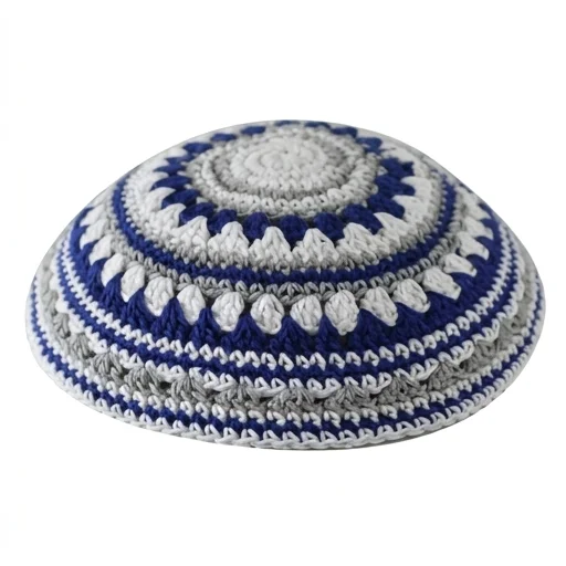 כיפה סרוגה שטיח 20 ס״מ כחול לבן ואפור
